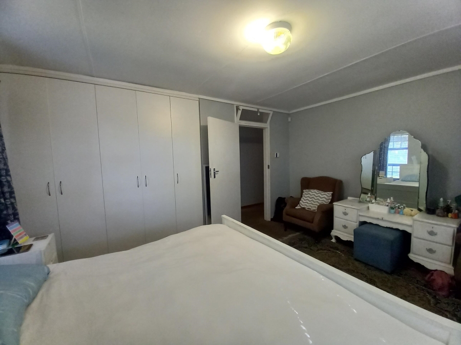 To Let 4 Bedroom Property for Rent in Rouxville Western Cape